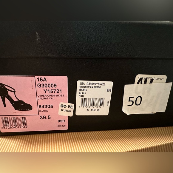 Chanel interlocking CC Logo T-strap pumps. Size 39.5 - Picture 4 of 9